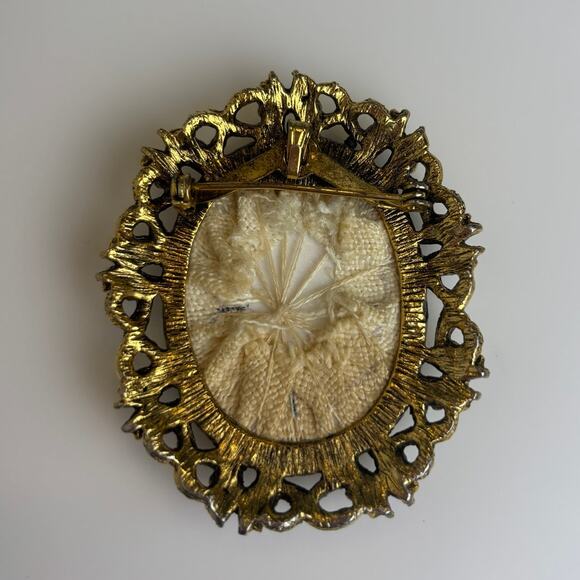 Brooch Pendant Vintage Floral Handmade Needlepoint Embroidered Gold Tone - Picture 2 of 3